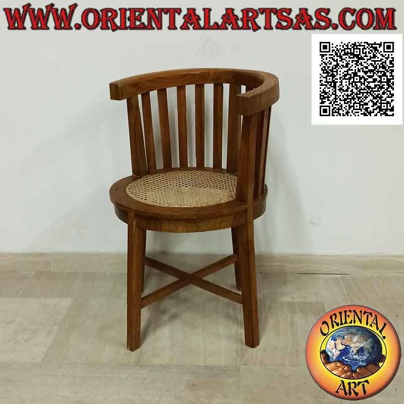 Sillón redondo con respaldo semicircular en listones de madera de teca y asiento en paja vienesa