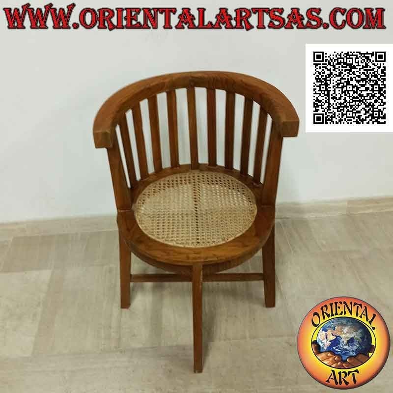 Sillón redondo con respaldo semicircular en listones de madera de teca y asiento en paja vienesa