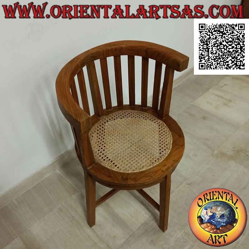 Sillón redondo con respaldo semicircular en listones de madera de teca y asiento en paja vienesa