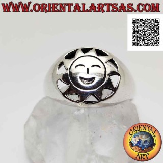 Bague en argent, en forme de soleil avec visage souriant gravé dans le cercle perforé