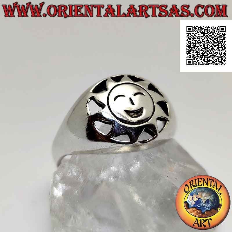 Anillo de plata, en forma de sol con rostro sonriente grabado en el círculo perforado