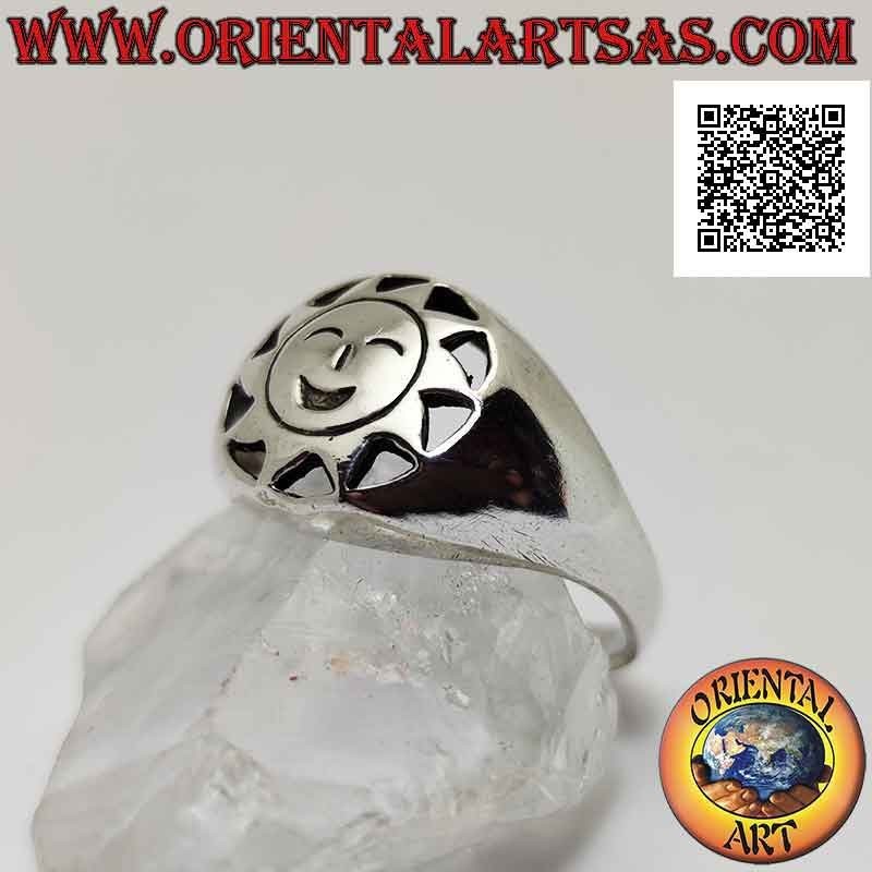 Anillo de plata, en forma de sol con rostro sonriente grabado en el círculo perforado