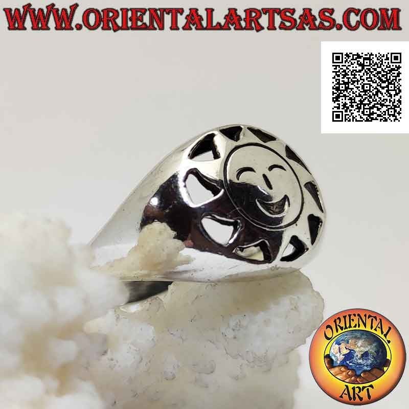 Anillo de plata, en forma de sol con rostro sonriente grabado en el círculo perforado