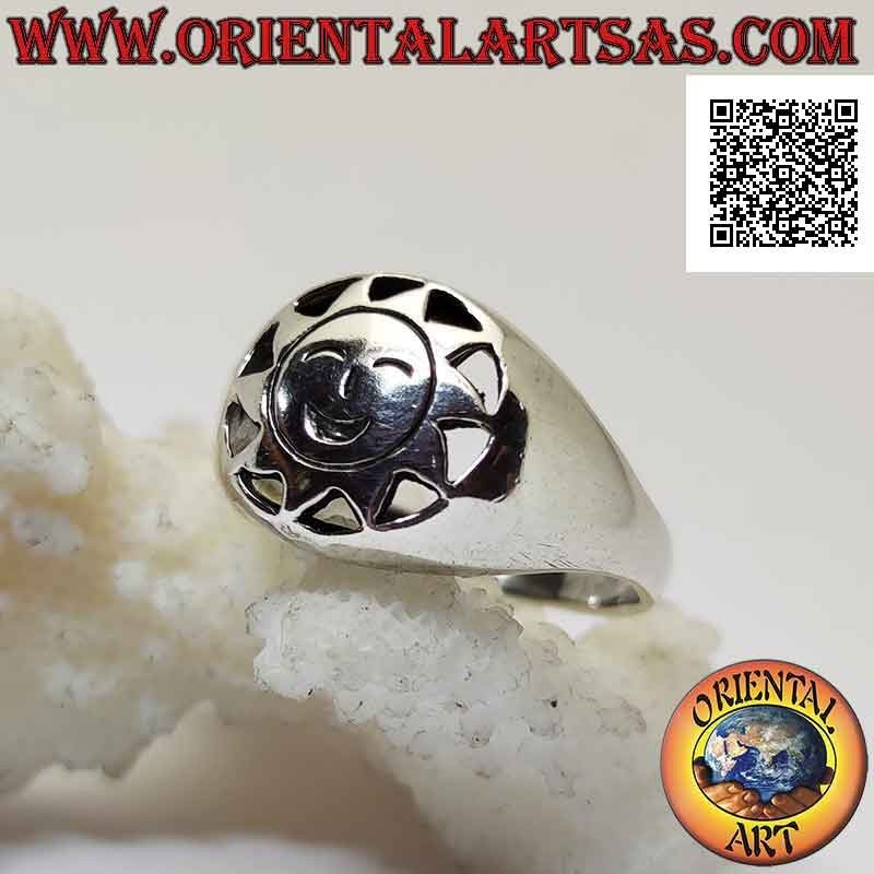 Anillo de plata, en forma de sol con rostro sonriente grabado en el círculo perforado