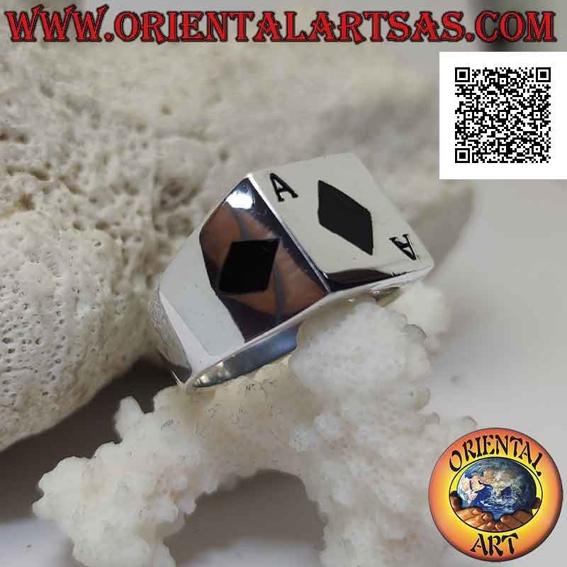 Anillo liso cuadrado de plata con as de diamantes de ónix al ras del borde central y a los lados