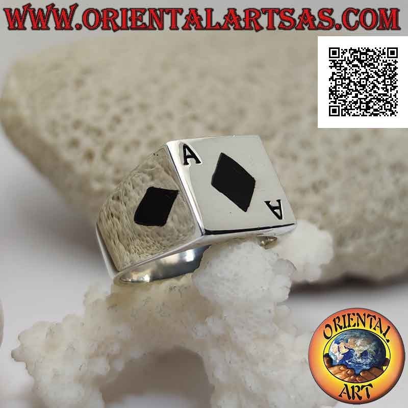 Anillo liso cuadrado de plata con as de diamantes de ónix al ras del borde central y a los lados