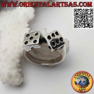 Anello in argento a forma di coppia di dadi con pallini incisi
