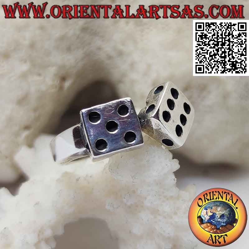 Bague en argent en forme de paire de dés à pois gravés