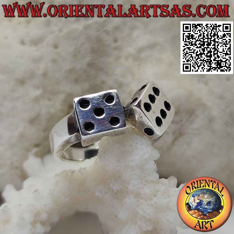 Anillo de plata en forma de dados con puntos grabados
