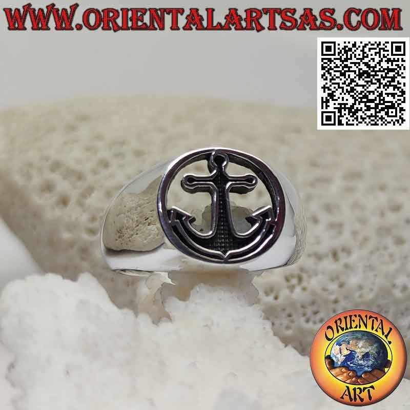 Anillo de plata lisa con ancla en bajorrelieve en el círculo perforado