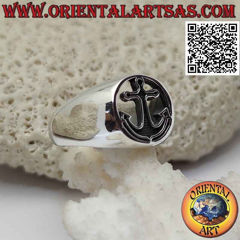 Glatter silberner Ring mit Flachreliefanker im durchbohrten Kreis