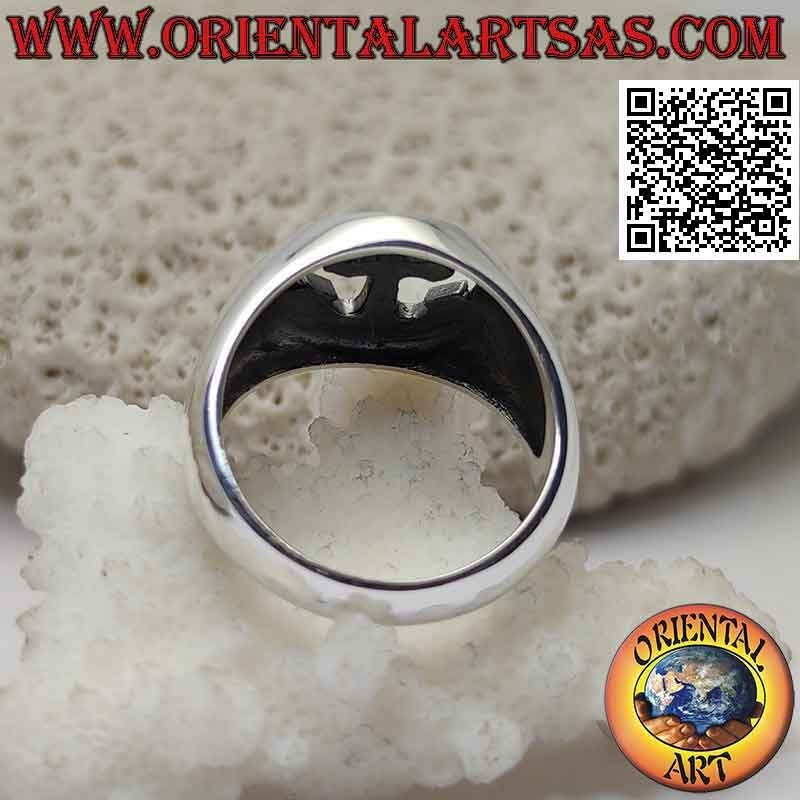 Bague en argent lisse avec ancre en bas-relief dans le cercle percé