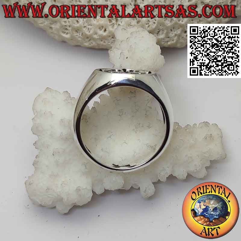 Anello in argento liscio con àncora in bassorilievo nel cerchio traforato