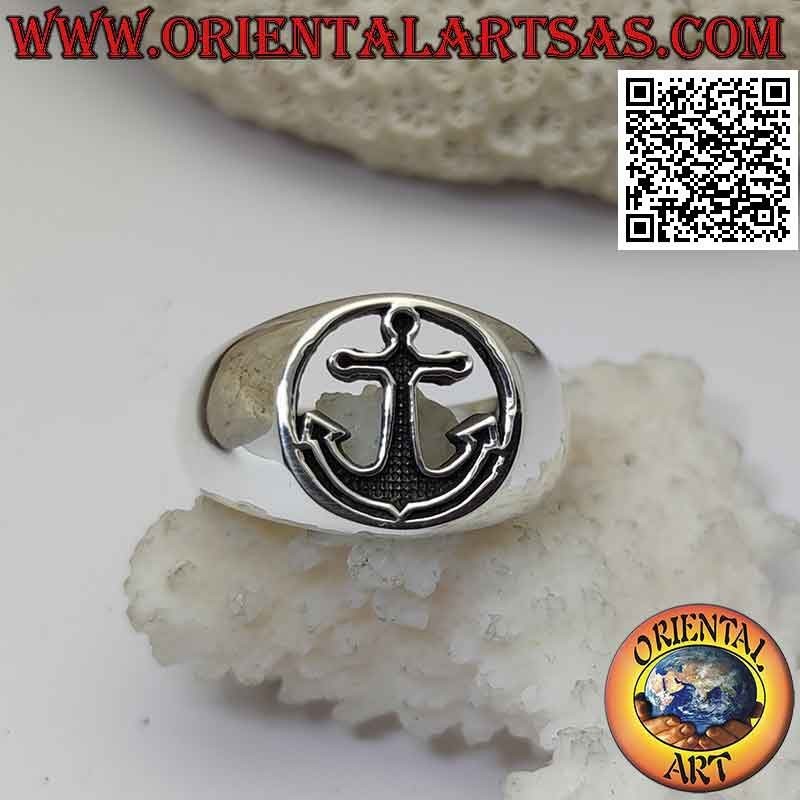 Bague en argent lisse avec ancre en bas-relief dans le cercle percé