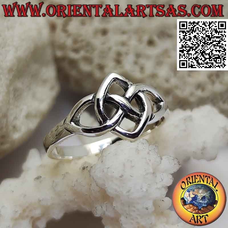 Anello in argento liscio con infinito attraversato da un ellisse appuntito