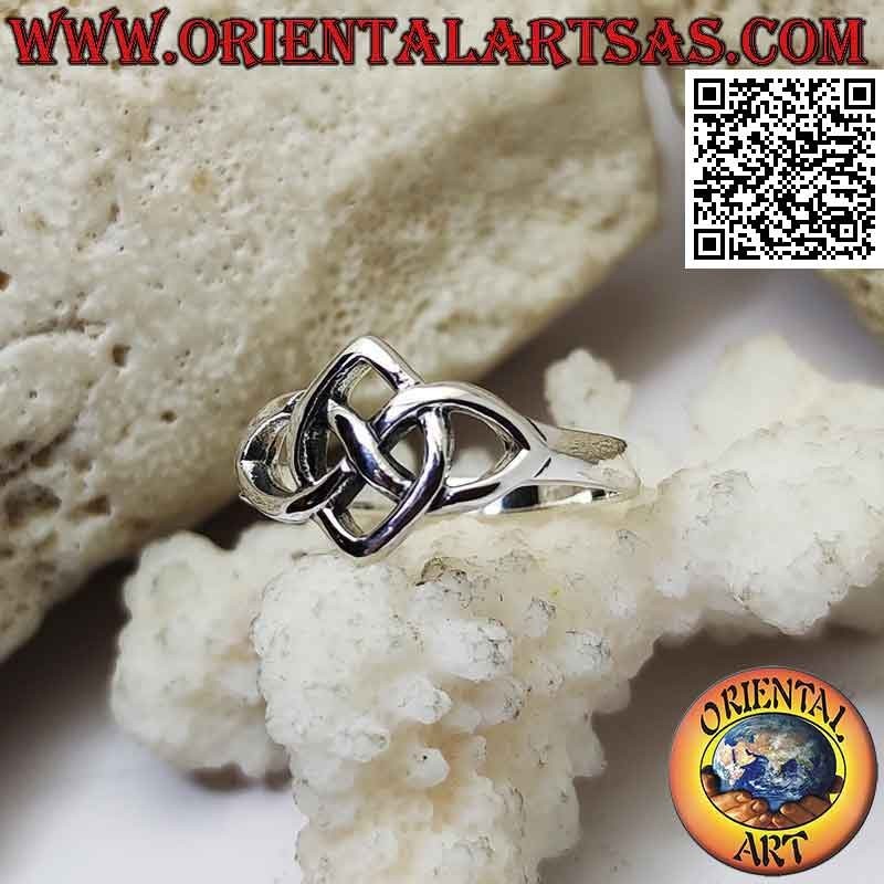 Anello in argento liscio con infinito attraversato da un ellisse appuntito