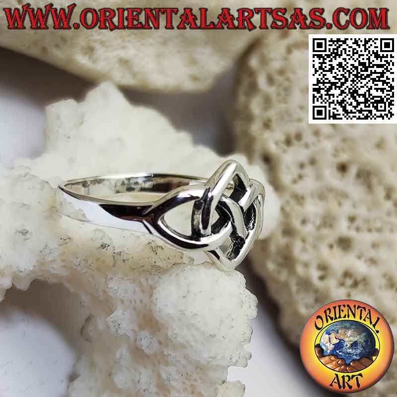 Bague en argent lisse à l'infini traversée par une ellipse pointue