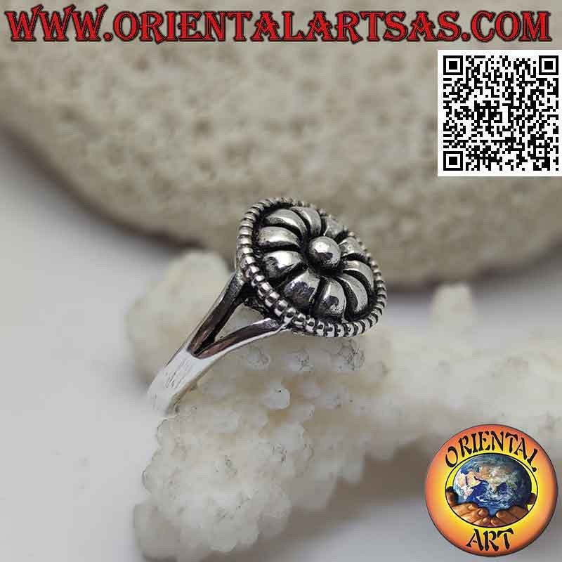 Anillo de plata con flor étnica redondeada lisa redondeada