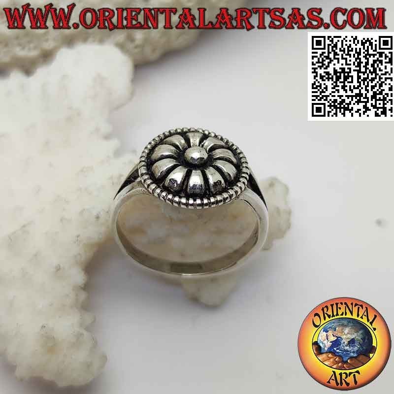 Anello in argento con fiore etnico liscio bombato tondo