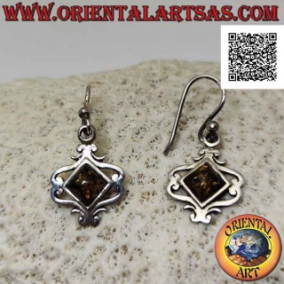 Orecchini in argento liscio a monachella con ambra quadrata romboidale e linee sinuose barocche