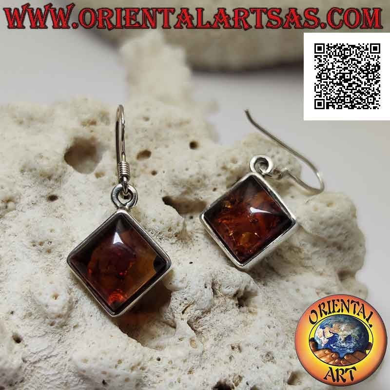 Orecchini in argento a monachella con ambra quadrata romboidale a cabochon e bordo liscio stretto