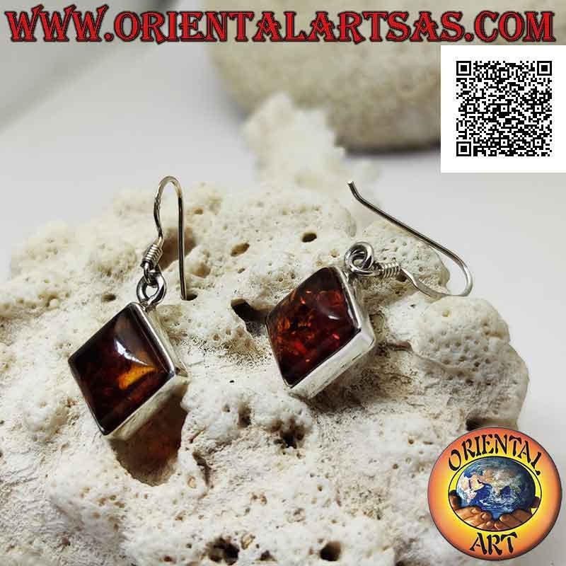 Orecchini in argento a monachella con ambra quadrata romboidale a cabochon e bordo liscio stretto