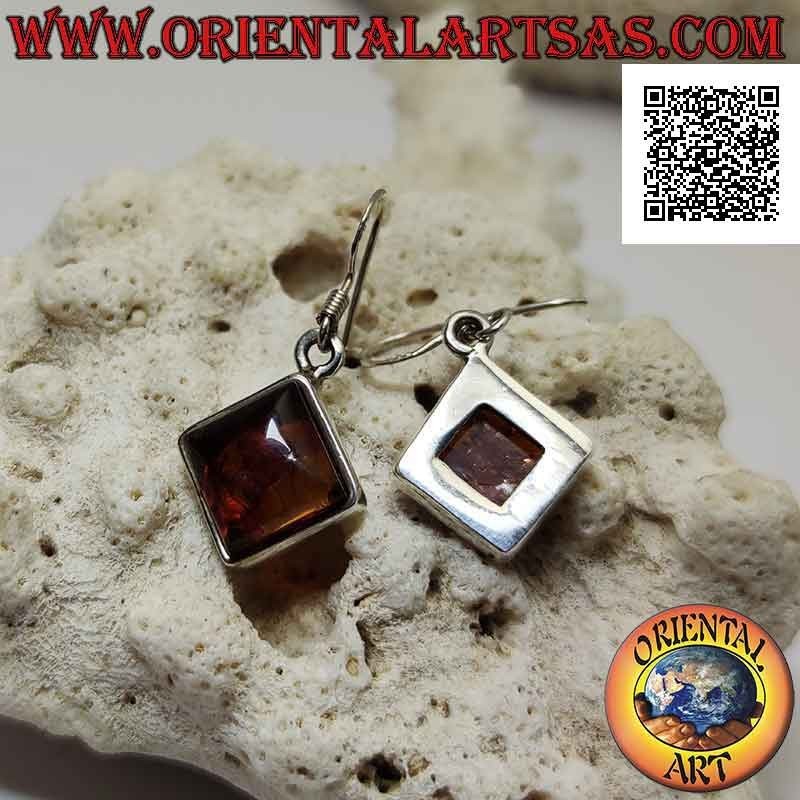 Orecchini in argento a monachella con ambra quadrata romboidale a cabochon e bordo liscio stretto