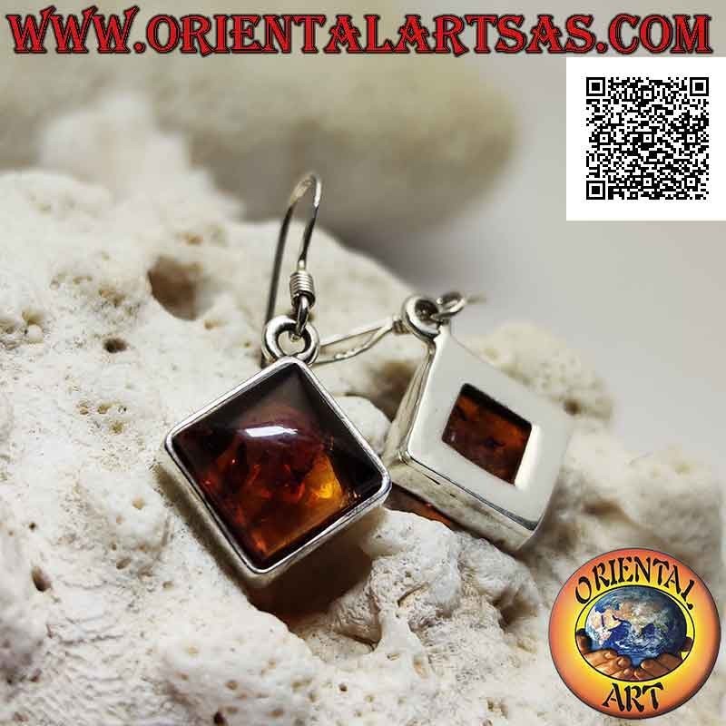 Orecchini in argento a monachella con ambra quadrata romboidale a cabochon e bordo liscio stretto