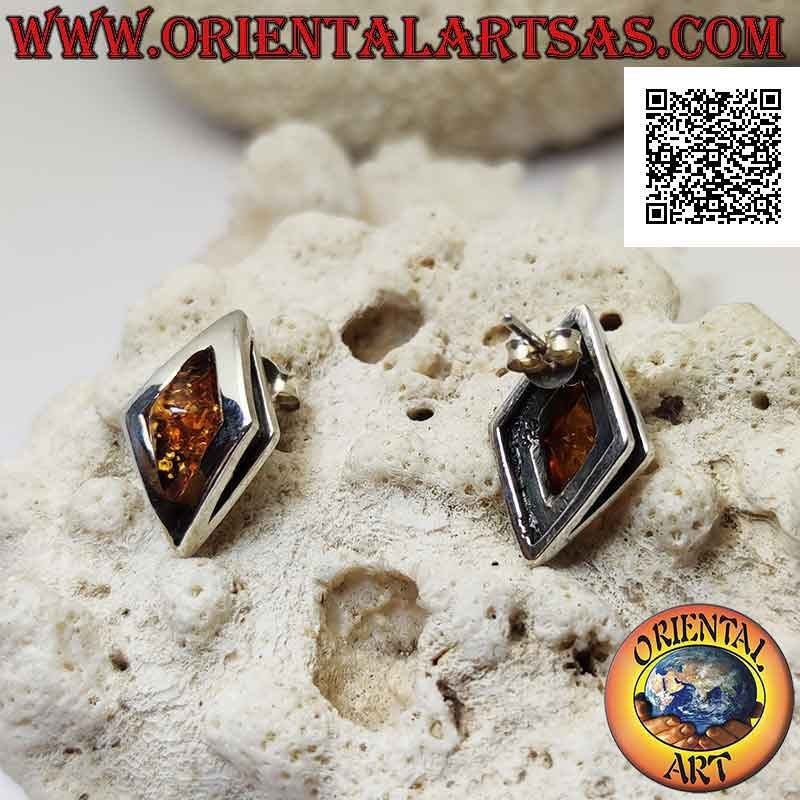 Boucles d'oreilles lobe en argent avec cabochon ambre rhomboïde allongé entouré d'un bord lisse épais