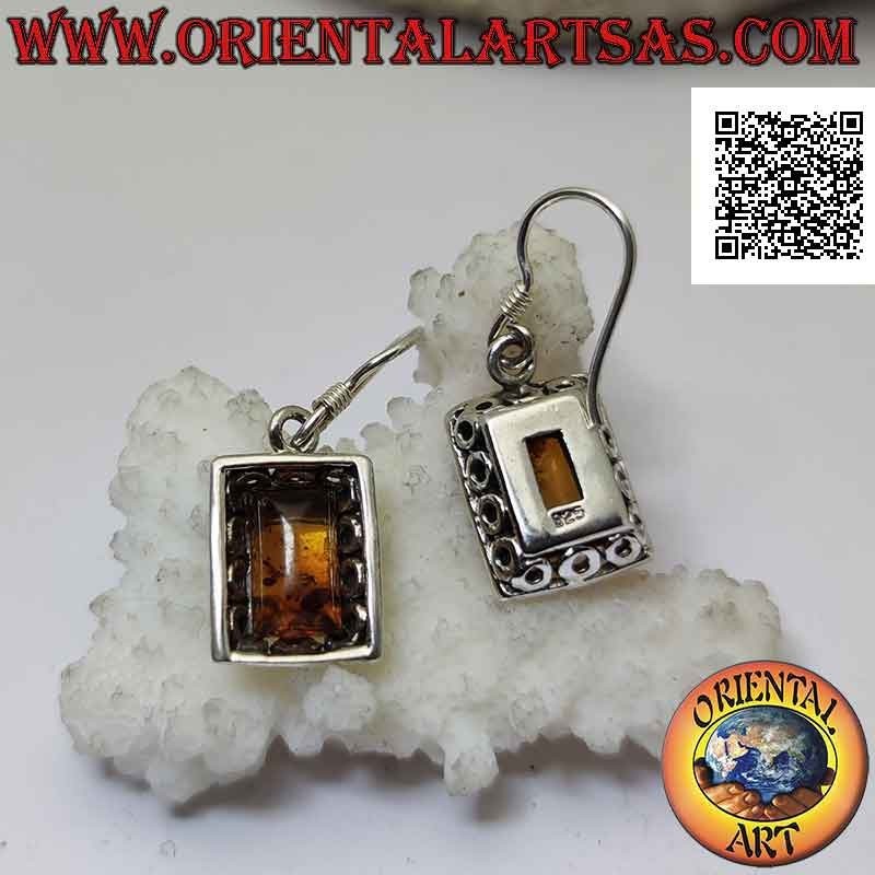 Orecchini in argento a monachella con ambra rettangolare cabochon e cornice bucherellata