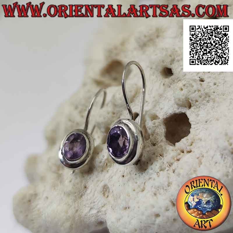 Pendientes de palanca de plata con amatista ovalada facetada rodeada por un doble borde liso