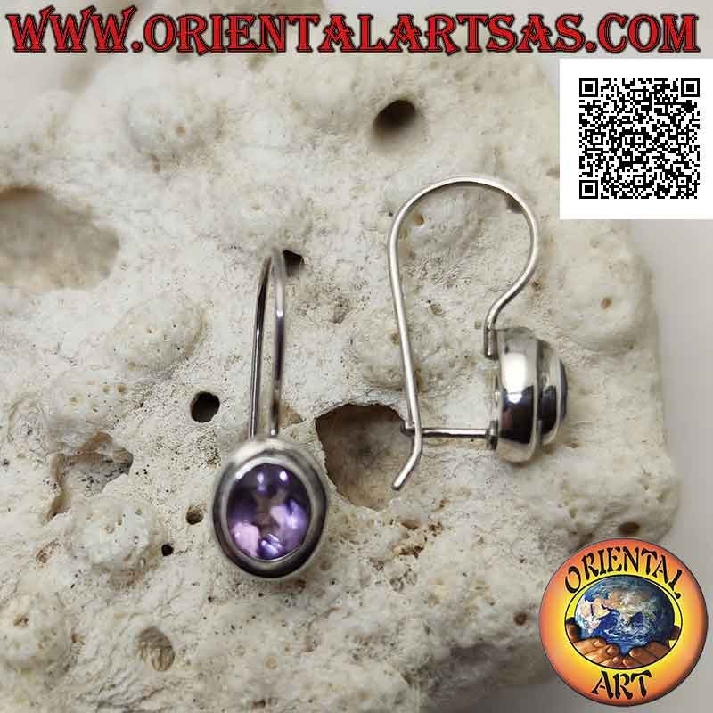 Pendientes de palanca de plata con amatista ovalada facetada rodeada por un doble borde liso
