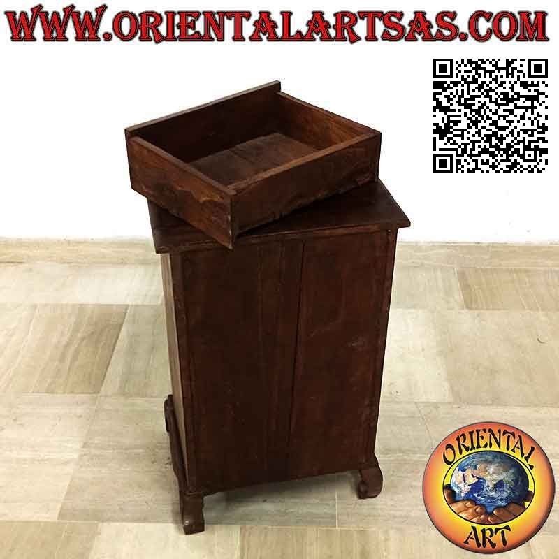 Comodino alto a quattro cassetti e piedi curvi in legno di teak