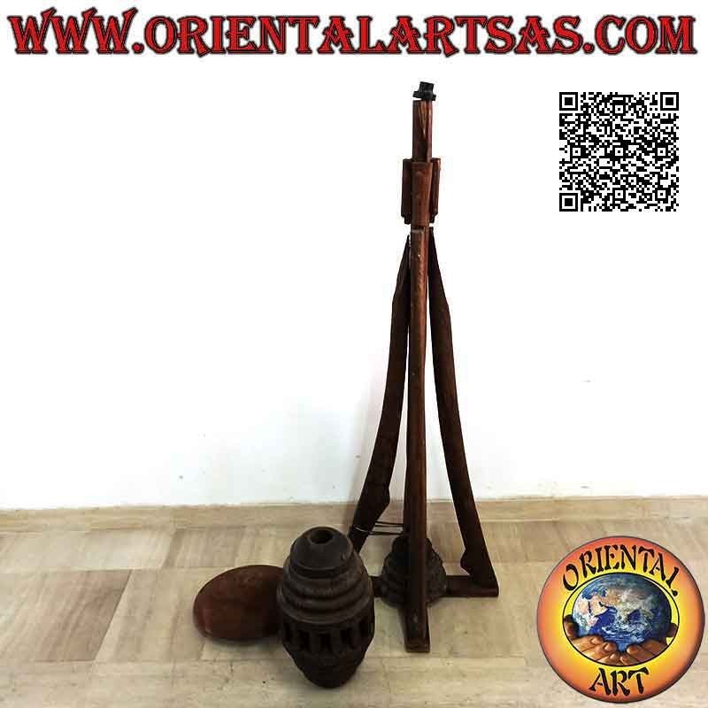 Lampadaire à quatre pieds joints et capot réalisé avec d'anciens moyeux de wagon en bois massif