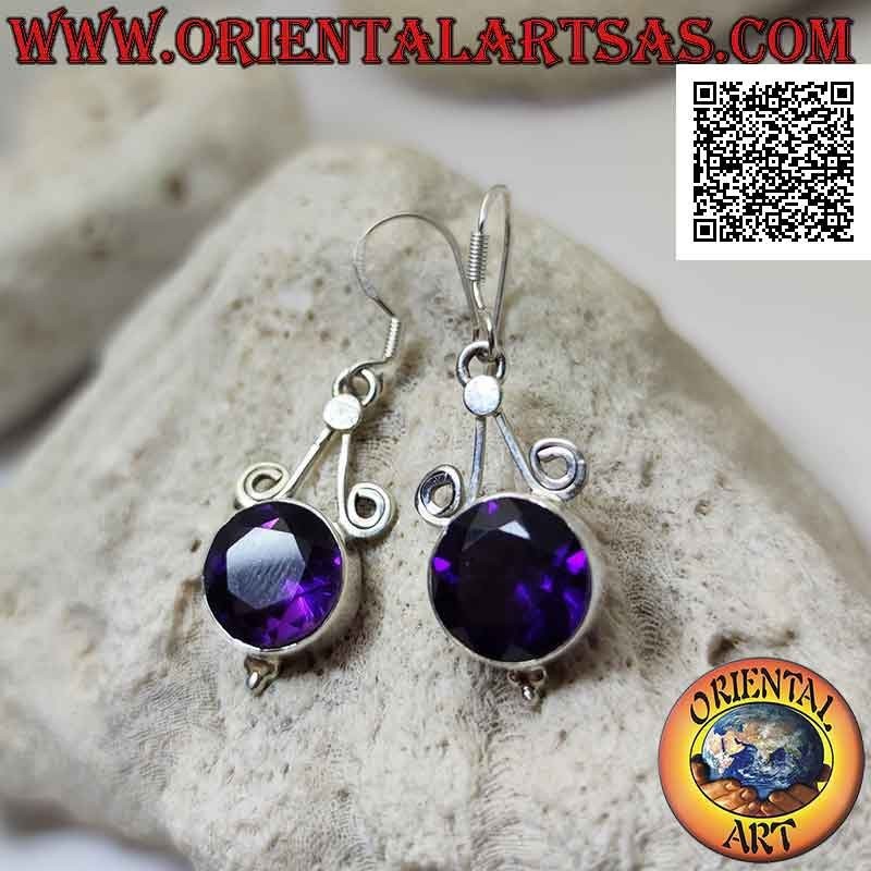 Haken Sie silberne Ohrringe mit rundem, facettiertem Amethyst ein, der an zwei Haken befestigt ist, und mit drei Kugeln darunter