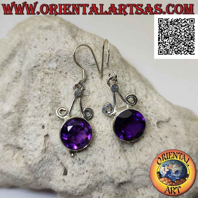 Haken Sie silberne Ohrringe mit rundem, facettiertem Amethyst ein, der an zwei Haken befestigt ist, und mit drei Kugeln darunter