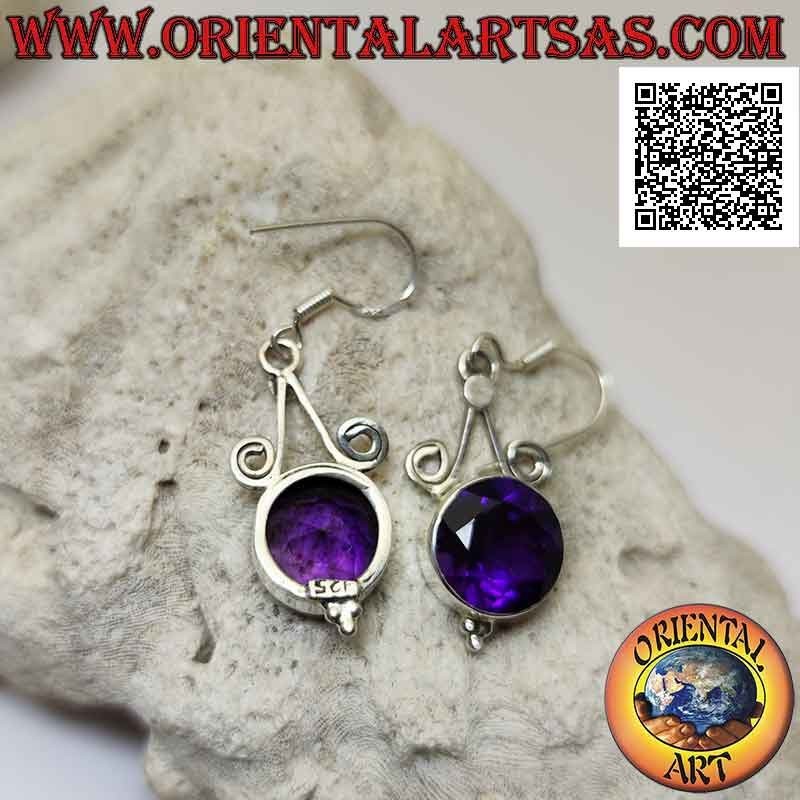 Haken Sie silberne Ohrringe mit rundem, facettiertem Amethyst ein, der an zwei Haken befestigt ist, und mit drei Kugeln darunter