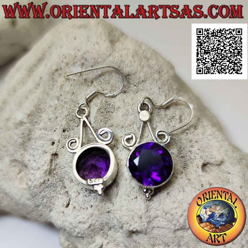 Boucles d'oreilles crochet en argent avec améthyste ronde facettée accrochée à deux et avec un trio de boules en dessous