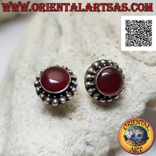 Pendientes de lóbulo de plata con cornalina de cabujón redondo rodeada de esferas de plata