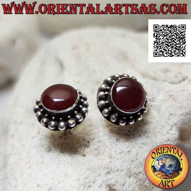 Pendientes de lóbulo de plata con cornalina de cabujón redondo rodeada de esferas de plata