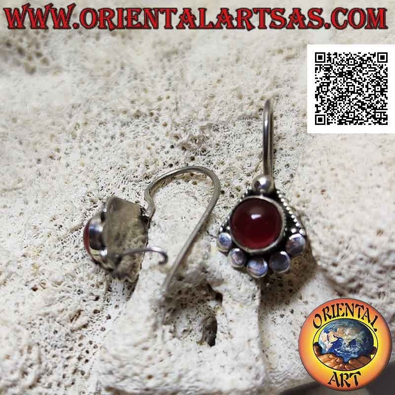 Orecchini in argento con corniola tonda cabochon contornata da borchie sotto e pallina sopra