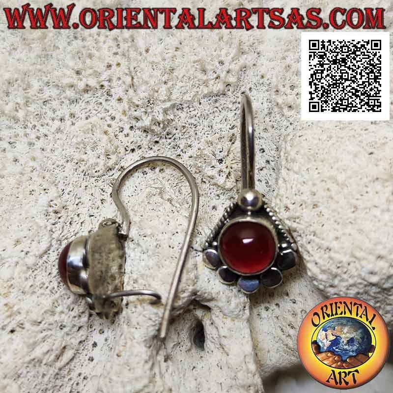 Boucles d'oreilles en argent avec cornaline cabochon rond entouré de clous en dessous et boule au-dessus