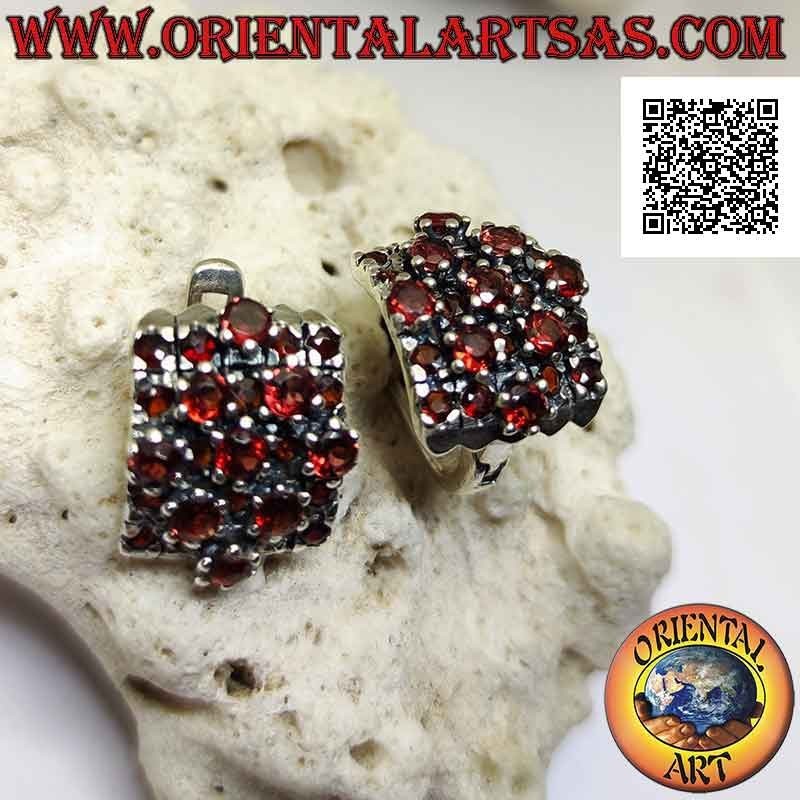 Boucles d'oreilles en argent, rectangle courbé et losange recouverts de petits et grands grenats ronds