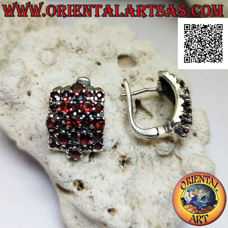 Boucles d'oreilles en argent, rectangle courbé et losange recouverts de petits et grands grenats ronds