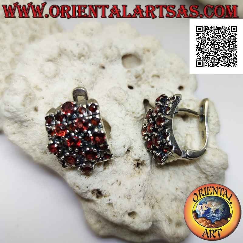 Orecchini in argento, rettangolo curvo e rombo sovrapposto con granati tondi piccoli e grandi