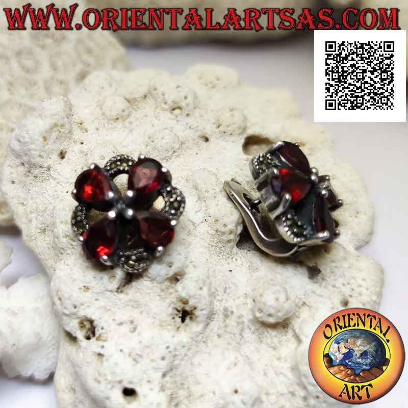 Boucles d'oreilles en argent, croix de 4 grenats en forme de goutte sertis sur un cercle clouté de marcassite