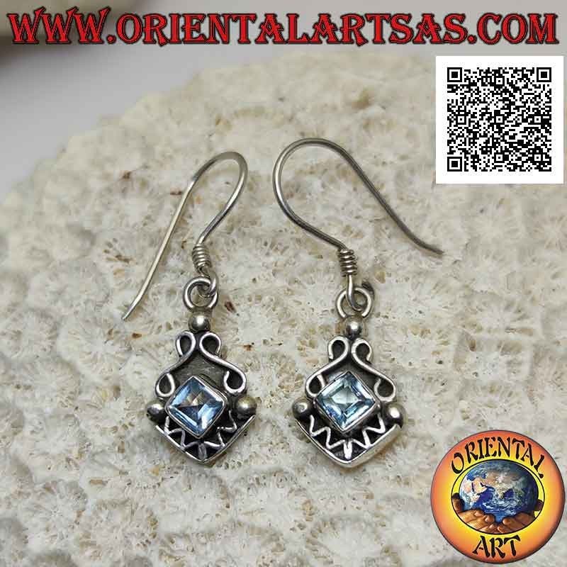 Pendientes colgantes de plata con aguamarina cuadrada romboidal entre dos infinitos y decoración en zig zag