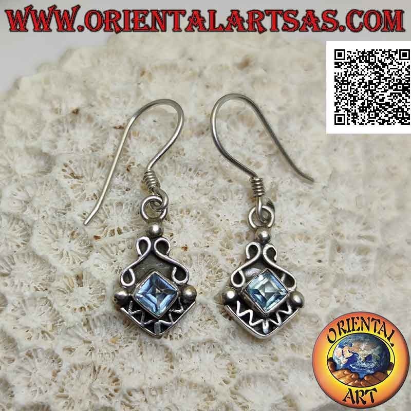 Boucles d'oreilles pendantes en argent avec aigue-marine carré losange entre deux infinis et décor en zigzag