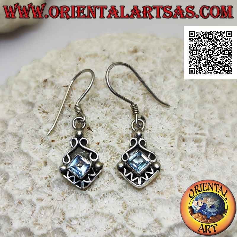 Boucles d'oreilles pendantes en argent avec aigue-marine carré losange entre deux infinis et décor en zigzag