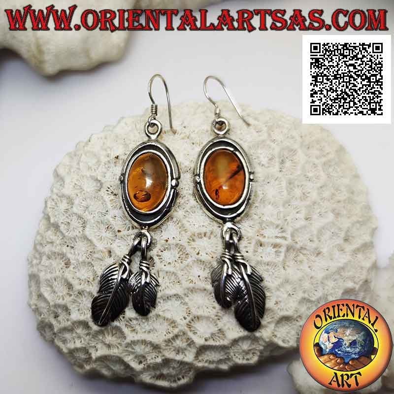 Boucles d'oreilles en argent avec cabochon ovale ambre entouré d'un double bord lisse et d'une paire de plumes pendantes
